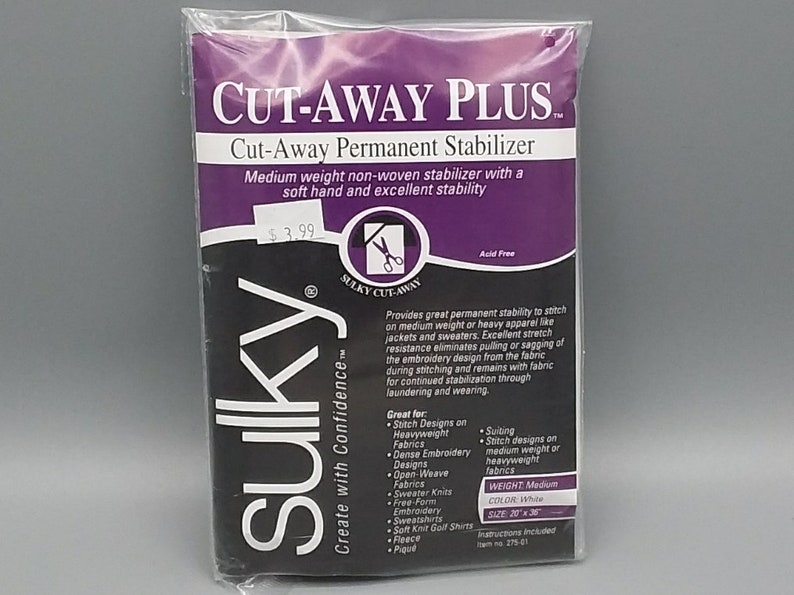 K&ouml;nnte beinhalten: Eine Packung Sulky Cut-Away Plus Permanent-Stabilisator, ein mittelstarker, nicht gewebter Stabilisator mit weichem Griff und hervorragender Stabilit&auml;t. Die Verpackung ist lila und schwarz mit dem Text "Sulky Cut-Away Plus" und "Create with Confidence". Die Verpackung ist s&auml;urefrei und misst 50,8 cm x 91,4 cm.