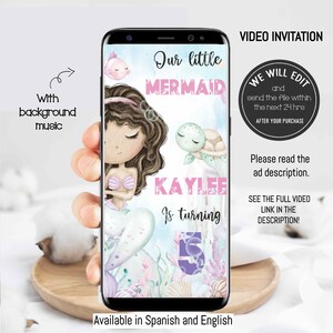 Puede incluir: Una invitación de video digital para una fiesta de cumpleaños con temática de sirena. La invitación presenta una sirena de dibujos animados con cabello largo y castaño, un sujetador de concha rosa y una cola verde. El texto en la invitación dice "Nuestra pequeña sirena Kaylee cumple 5 años".