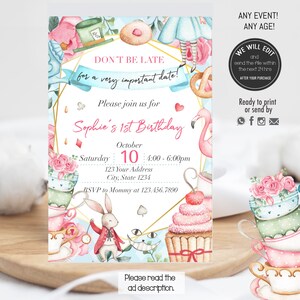 Puede incluir: Invitación a una fiesta de primer cumpleaños con temática de Alicia en el País de las Maravillas con un flamenco rosa, tazas de té y una magdalena. La invitación dice "¡No llegues tarde a una cita muy importante!" y "Por favor, únase a nosotros para el primer cumpleaños de Sophie".