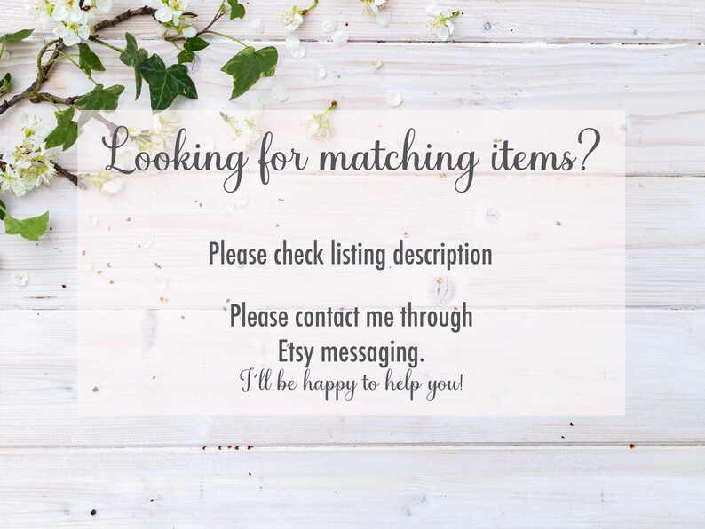 Pode incluir: Fundo branco de madeira com flores brancas e folhas verdes. O texto diz: "Procurando itens correspondentes? Por favor, verifique a descri&ccedil;&atilde;o do an&uacute;ncio. Entre em contato comigo atrav&eacute;s da mensagem do Etsy. Ficarei feliz em ajudar!"