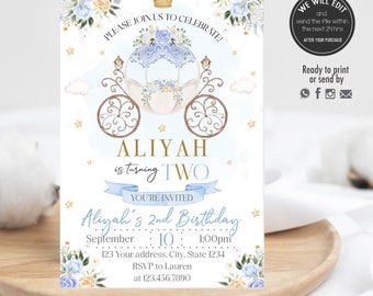 Op de afbeelding: Een blauwe en gouden verjaardagsuitnodiging met een prinsessenkoets, sterren en bloemen. De tekst luidt: "Nodig je uit om te vieren! Aliyah wordt twee. Je bent uitgenodigd. Aliyah's 2e verjaardag. 10 september 13:00 uur. 123 Je adres. Stad. Provincie 1234. RSVP naar Lauren op 123.456.7890. Lees de advertentietekst."