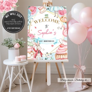 Puede incluir: Un cartel de bienvenida con temática de Alicia en el País de las Maravillas en acuarela con detalles dorados. El cartel dice "Bienvenido a Sophie's 1er cumpleaños".