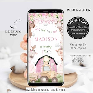 Puede incluir: Una invitación de video rosa y verde para el segundo cumpleaños de una niña. La invitación presenta una escena de granja de dibujos animados con un tractor, animales y un granero rosa. El texto en la invitación dice "¡Oink, cluck, baa & moo! Madison cumple dos años".