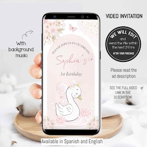 Puede incluir: Una invitación de video digital rosa y dorada para una fiesta de primer cumpleaños. La invitación presenta un cisne blanco con una corona, flores rosas y el texto "¡Por favor, únase a nosotros para celebrar! El primer cumpleaños de Sophia".