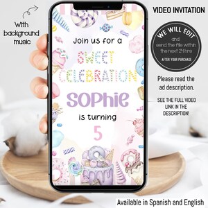Puede incluir: Una invitación de video digital para una fiesta de cumpleaños con un tema dulce. La invitación presenta una ilustración colorida de un pastel, donas y dulces. El texto en la invitación dice "Únete a nosotros para una dulce celebración Sophie cumple 5 años".