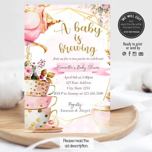Puede incluir: Una invitación de baby shower rosa y dorada con un diseño de taza de té y tetera. El texto dice "A baby is brewing" e incluye detalles para el baby shower de Samantha.