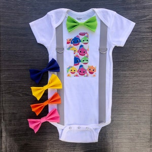 Gepersonaliseerde jongens roze fong baby haai thema eerste verjaardag onesie met bretels en vlinderdas / baby haai song cake smash outfit voor jongens