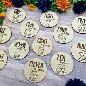 Segnapunti mensili a tema animali della foresta, creature del bosco/regalo per baby shower con tenero animaletto/incisione laser su legno