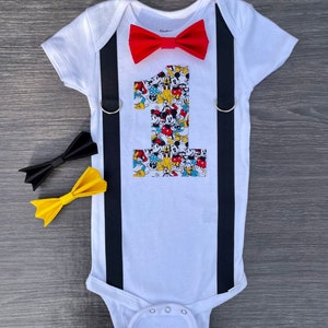 Mickey Mouse y amigos niños primer cumpleaños onesie/personalizado Mickey cake smash traje con tirantes y pajarita