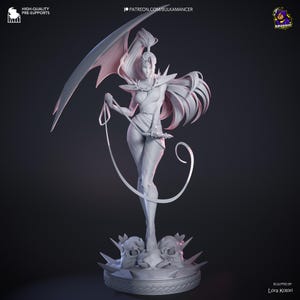 K&ouml;nnte beinhalten: 3D-gedruckte Figur einer weiblichen Fantasy-Figur. Die Figur befindet sich in einer dynamischen Pose, h&auml;lt eine Peitsche und eine Klinge. Die Figur hat aufwendige Fl&uuml;gel und steht auf einem Sockel mit Sch&auml;deln. Die Farbe ist hellgrau.