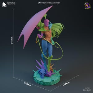 K&ouml;nnte beinhalten: 3D-gedruckte Figur einer weiblichen Figur mit rosa und gr&uuml;ner Farbgebung. Die Figur ist 34,5 cm hoch, 13,8 cm breit und 19,8 cm tief. Die Figur hat lange gr&uuml;ne Haare, eine blaue Hose und ein orangefarbenes Oberteil. Der Sockel ist mit einem Sch&auml;del und Stacheln verziert.