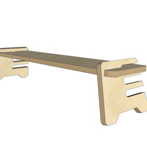 Könnte beinhalten: Ein Holzregal mit einfachem Design, mit zwei schrägen Stützen und einer flachen Oberseite. Das Regal ist aus hellem Holz gefertigt und hat eine natürliche Oberfläche.