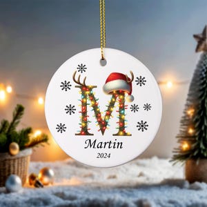 Ornamento personalizado com nome de letra e ano, ornamento de monograma, ornamento inicial personalizado, ornamento de família, lembrança, decoração de árvore de Natal (CMO1003)
