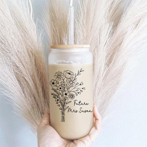 Bicchiere personalizzato "Futura Signora" con finitura satinata, regalo di fidanzamento, "Signora" 473 ml, personalizzato, per la sua futura sposa, tazza da caffè freddo.
