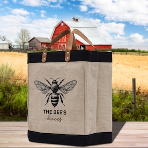 The Bee&#39;s Knees Farmers Market Jute Canvas Tote Funny Farmer Market Bag Quote Jute Bag Shopping Bag Burlap Farmhouse Grocery Bag (FT1013)