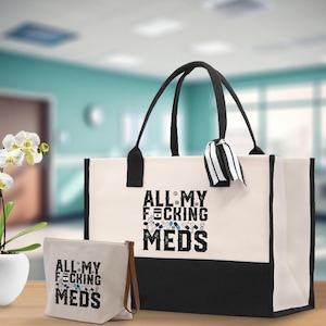 All My F*cking Meds テーマのコットンキャンバストートバッグ 面白い医療ギフトトート 薬用キャリーバッグ シックな薬用オーガナイザーオプション付き (MEDT1002)
