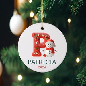 Ornamento de nome de letra personalizado Ornamento de monograma Ornamento inicial personalizado Ornamento de família Lembrança Decoração de árvore de Natal Ornamento (CMO1005)