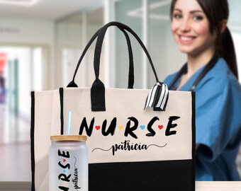 Puede incluir: Un bolso de mano de lona y un vaso de vidrio con la palabra "NURSE" impresa. El bolso es de color crema con detalles y asas negras, y el nombre "patricia" está impreso debajo. El vaso tiene una tapa de madera y una pajita.