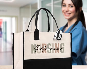 Puede incluir: Un bolso de mano de lona con asas negras y una base negra. La bolsa presenta la palabra "NURSING" en letras verdes y marrones, con el nombre "Patricia" en una fuente cursiva. Una cinta a rayas blancas y negras cuelga del asa.