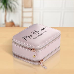 Frau Nachname Est Jahr Schmuckschatulle Personalisierte Datum Hochzeit Schmuckschatulle Brautparty Geschenk Flitterwochen Geschenk Individuelles Geschenk Brautjungfer Geschenk