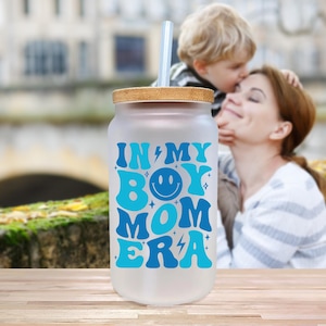 In My Boy Mom Era - Lattina in vetro satinato con coperchio in bambù e cannuccia (MGG1012)