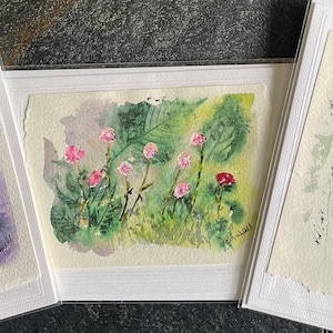 Jolies fleurs imprimées de feuilles