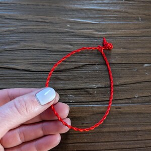 Bracelet fait main rouge pour la chance et la protection | Cordon en satin réglable avec carte de bénédiction spirituelle