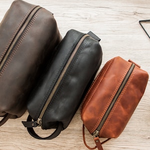 Mens travel toiletry bag,Anniversary gift for husband 3 years,Personalized leather dopp kit bag,Men leather toiletry bag