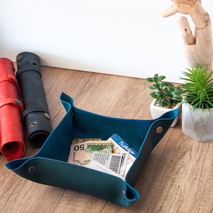 Leather valet tray for men, Leather tray large, Leather valet tray personalized, Engraved valet tray, Leather tray for men
