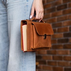 Cartable en cuir, Couverture de livre avec poignée, Couverture de livre avec poches, Couverture de livre personnalisée avec bandoulière, Sac porte-livre