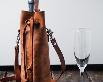 Leather drink bottle holder,Leather water bottle carrier,Wine bottle bag,Wine carrier bag,Personalized leather wine tote,Wine sleeve