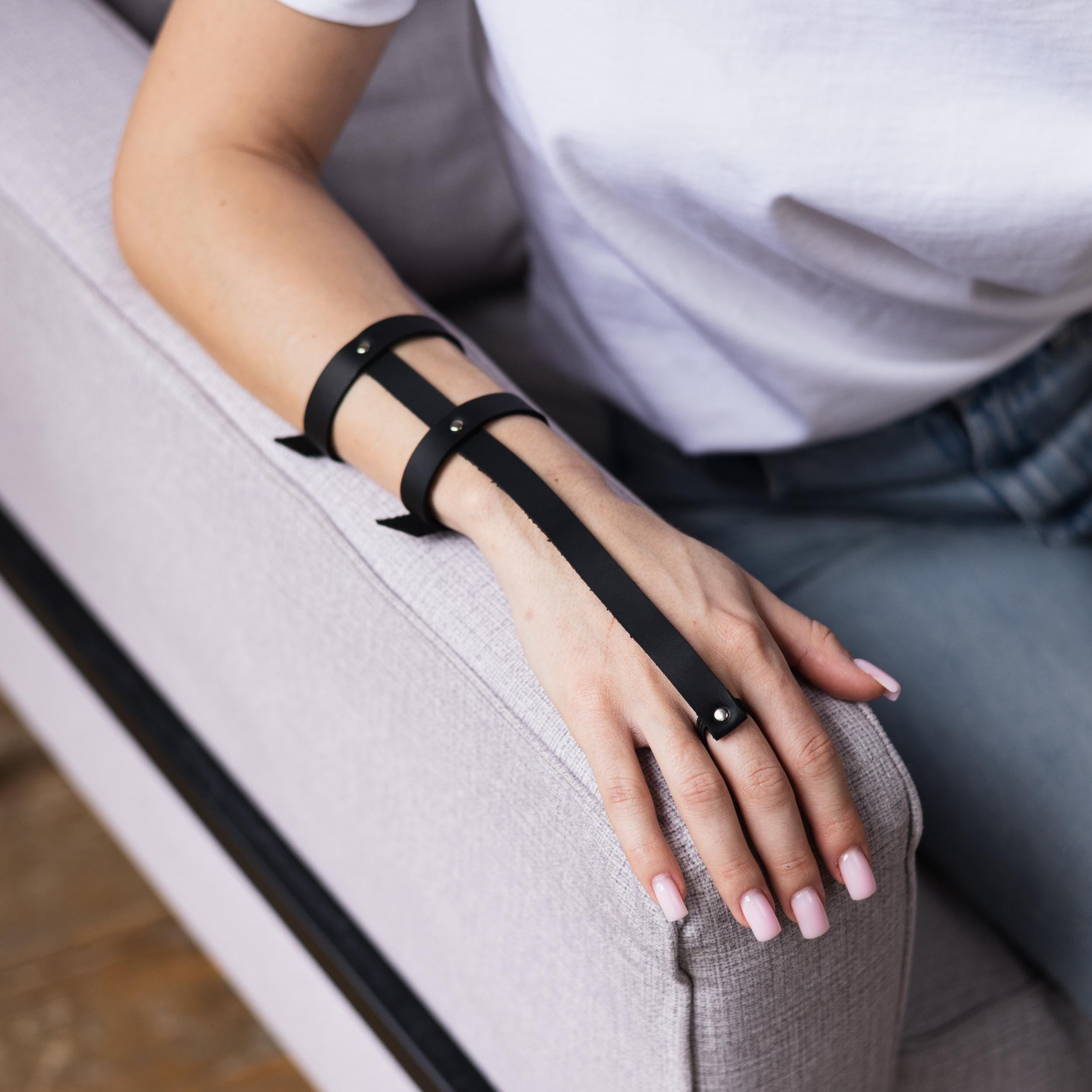 ブラックレザーハンドハーネスブレスレット、女性用調節可能な