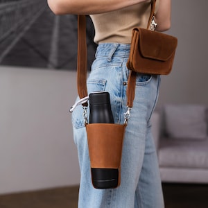 Leather bottle bag with phone clutch, Leather bottle holder, Leather bottle cover, Bottle carrier bag personalized, Bottle case