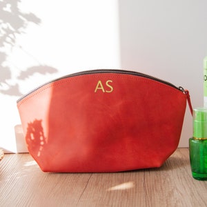 Rote Schminktasche mit Initialen, Leder Schminktasche personalisiert, Rote Schminktasche, Rote Schminktasche, Rote Kosmetiktasche