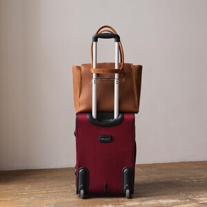 Große Leder Arbeitstasche Frauen, Große Schultertasche Frauen, Reisetasche Frauen, Tasche mit Trolley ärmel, Laptoptasche Frauen, Tote Handtasche aus Leder Bild 4