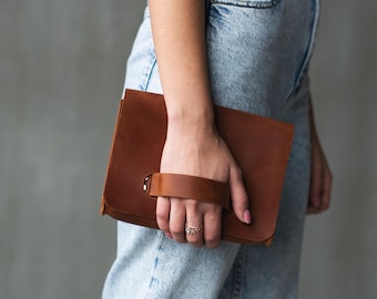 Clutch de piel con asa de mano, Clutch grande, Clutch de diario, Clutch marrón, Clutch clásico, Clutch con monograma