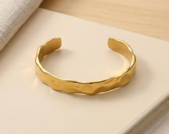 Pulseira larga dourada estilo bracelete martelado, pulseira aberta marcante, pulseira de aço inoxidável, joia escultural moderna