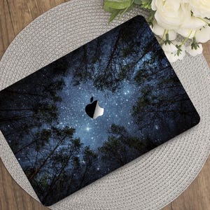 Funda para MacBook con diseño inspirado en la naturaleza y el cielo nocturno para MacBook Air de 13" y 15" M1, M2 y M3 y MacBook Pro de 13", 14", 15 y 16" (WCM2153)