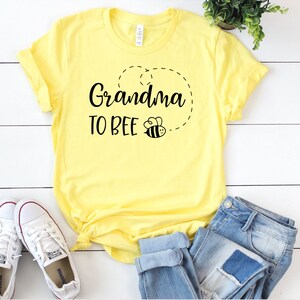 Camiseta unisex de abuela a abeja / Camisa de abuela Mimi / Regalo para madres embarazadas / Camisas divertidas de revelación de género