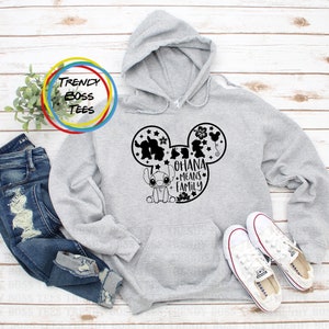 K&ouml;nnte beinhalten: Grauer Kapuzenpullover mit einem schwarzen Mickey-Maus-Ohren-Design mit Stitch und dem Text "Ohana means family".