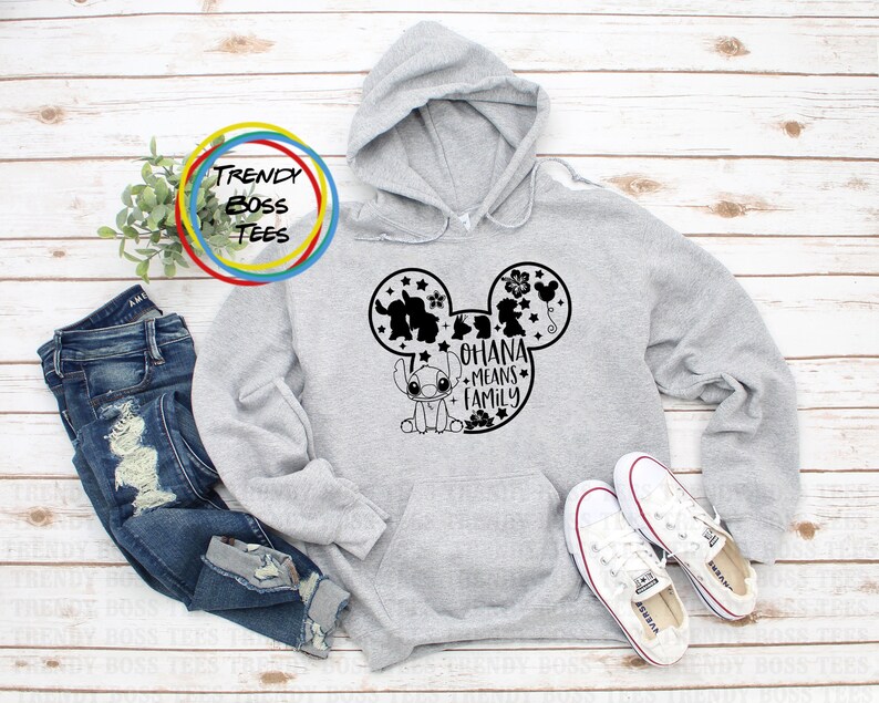 K&ouml;nnte beinhalten: Grauer Kapuzenpullover mit einem schwarzen Mickey-Maus-Ohren-Design mit Stitch und dem Text "Ohana means family".