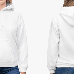 K&ouml;nnte beinhalten: Ein wei&szlig;er Kapuzenpullover mit einer K&auml;ngurutasche auf der Vorderseite. Der Pullover ist von vorne und hinten zu sehen.