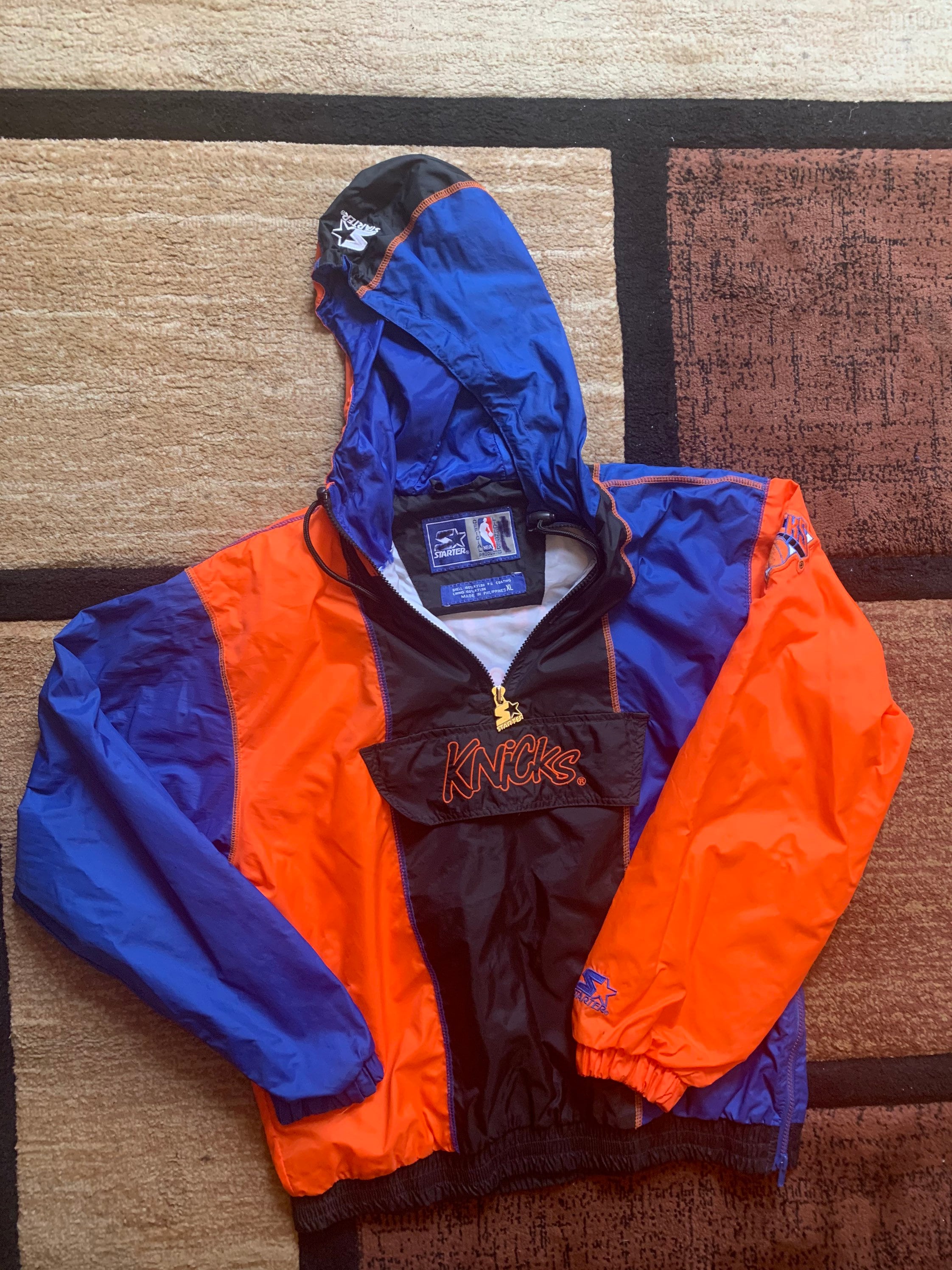 VTG RARE STARTER NEW YORK KNICKS FULL ZIPP WITH HOOD SPLIT COLOR WINTER  JACKET