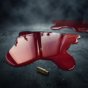 Puede incluir: Imagen oscura con un charco de líquido rojo, posiblemente sangre, que refleja una ventana con persianas. Una vaina de bala de latón gastada yace sobre una superficie gris texturizada, sugiriendo una escena del crimen.