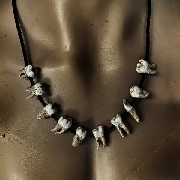 Zahn Anhänger Kette Accessoir Kunstharz Zähne realistisch abgeformt versiegelt farbe chain necklace mystisch gothic horror halloween fantasy