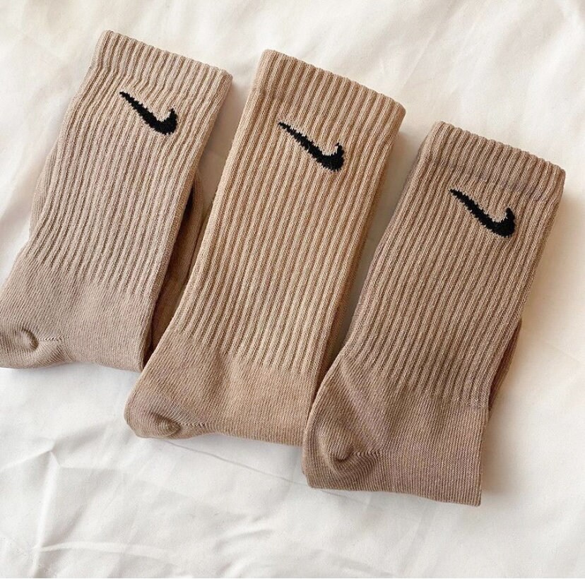 beige nike sokken