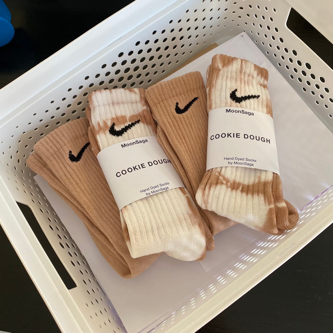 beige nike sokken