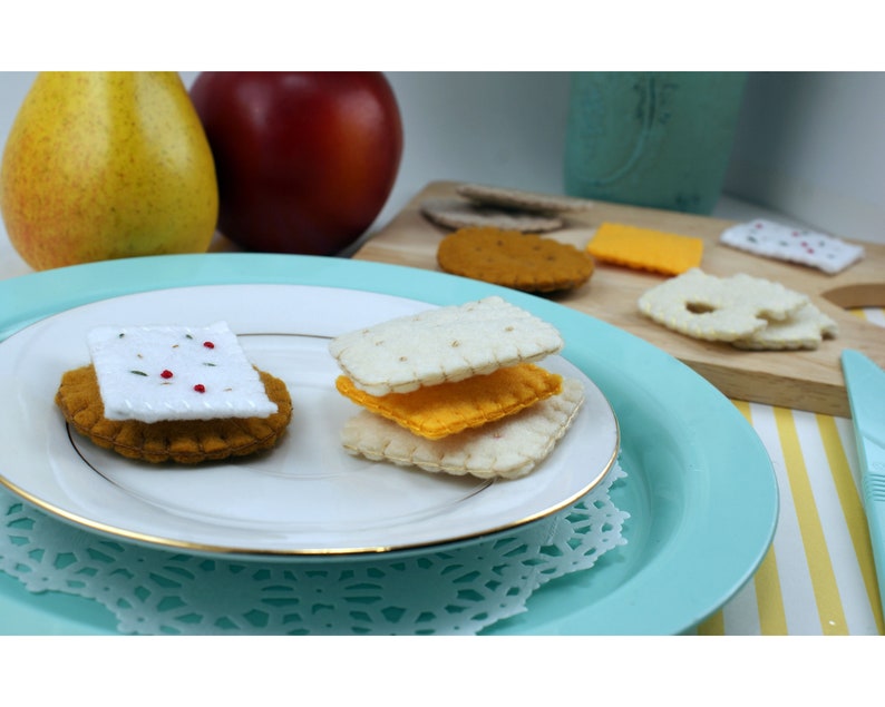 Pretend Kitchen Play Felt Cheese and Cracker Set 12-Piece Montessori Toy Play Food