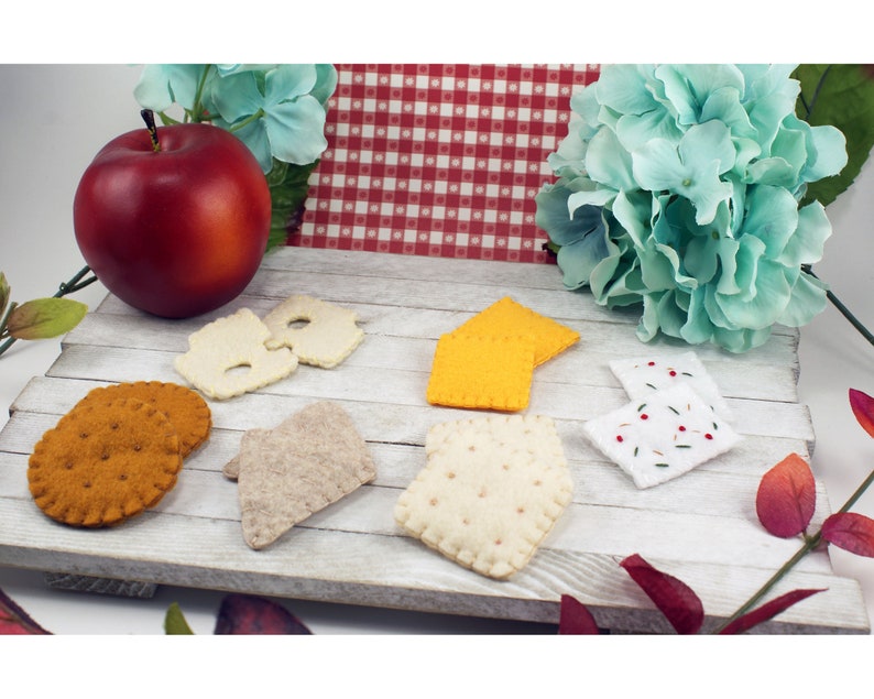 Pretend Kitchen Play Felt Cheese and Cracker Set 12-Piece Montessori Toy Play Food
