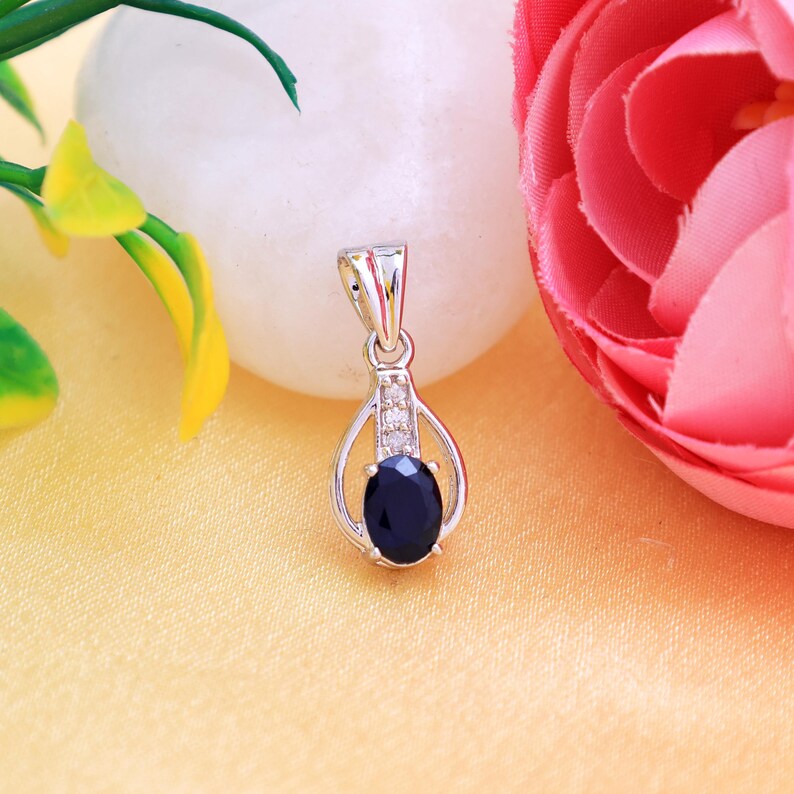 Handgjort hänge i sterlingsilver med blå safir – zirkondetaljer bild 1